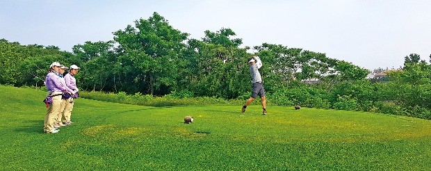 [여행의 향기] 중국 산둥성 북부 펑라이 '쥔딩골프클럽', 와이너리 체험과 골프를 동시에 즐긴다