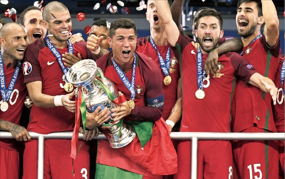 크리스티아누 호날두(가운데)를 비롯한 포르투갈 축구선수들이 2016 유럽축구선수권대회 우승컵을 들고 환호하고 있다. AP연합뉴스