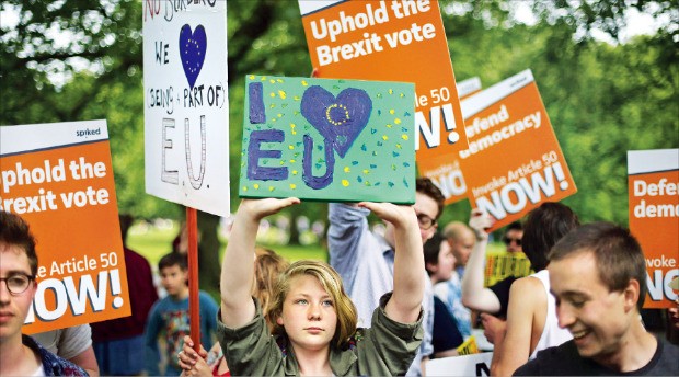 브렉시트 투표가 끝났지만 영국에서는 여전히 찬반 논쟁이 뜨겁다. 지난 9일 런던 그린파크에서 열린 브렉시트 반대 시위 현장이 유럽연합(EU) 잔류와 탈퇴를 주장하는 내용의 피켓으로 뒤덮였다. AFP연합뉴스