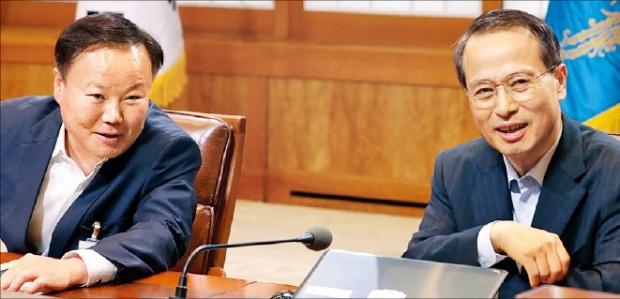 김재원 정무수석(왼쪽)과 김규현 외교안보수석이 11일 청와대에서 열린 수석비서관회의에서 현안을 논의하고 있다. 연합뉴스