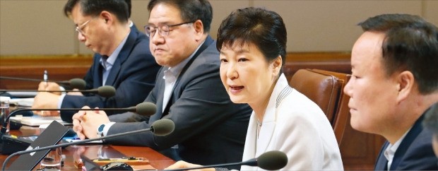 박근혜 대통령이 11일 청와대에서 수석비서관회의를 주재하면서 사드 배치의 당위성을 강조했다. 연합뉴스