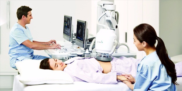 국내 최초로 유럽연합(EU) 인증을 받은 초음파 치료기 알피우스900은 절개와 마취 없이 초음파를 이용해 자궁근종을 제거한다. 시술시간이 1시간 이내로 환자 부담이 작다. 알피니언  제공 