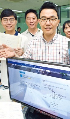 오태형 비트루브 대표(가운데)가 인공지능(AI)으로 오답유형을 분석해 학습방법을 추천하는 ‘닥터마타’ 앱 에 대해 설명하고 있다. 신경훈 기자 khshin@hankyung.com