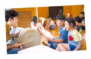 문체부가 작년 개최한 ‘2015 인문예술캠프’에서 어린이들이 민요를 배우는 모습. 한국문화예술교육진흥원 제공  