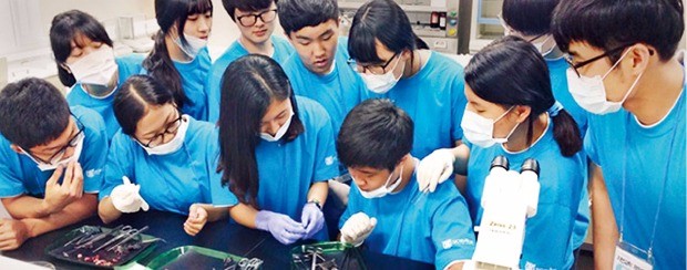 재작년 여름 서울대에서 열린 ‘자연과학 체험캠프’에 참여한 학생들이 실험용 쥐의 기관 구조를 관찰하고 유전자 정보를 분석하기 위해 직접 해부해 보고 있다. 2010년 시된 이 캠프는 올해 8월3일부터 5일까지 2박3일 일정으로 열린다. 서울대 제공 