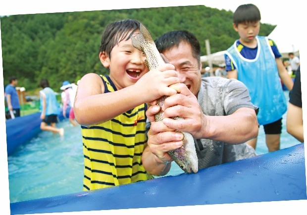 [休테크] 머리가 쭈뼛…더위 쫓는 '물 축제' 