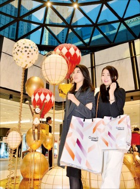 여성 소비자들이 한화갤러리아면세점63에서 쇼핑하고 있다. 한경DB