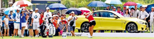 지난해 7월 열린 ‘BMW레이디스챔피언십’ 제1회 대회에 참가한 김민선(21·CJ오쇼핑)이 BMW M4 쿠페가 전시된 4번홀에서 티샷을 하고 있다. KLPGA 제공