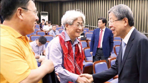 김희옥 새누리당 혁신비상대책위원장(오른쪽)이 13일 국회에서 열린 ‘포용적 시장경제와 새누리당의 진로’ 토크콘서트에서 발제를 맡은 복거일 씨(가운데)와 인사하고 있다. 연합뉴스