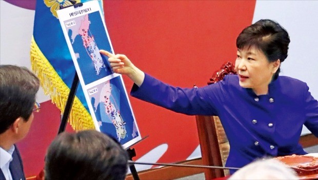 박근혜 대통령이 14일 청와대에서 사드 배치와 관련한 국가안전보장회의(NSC)를 주재하면서 북한 탄도미사일 방어 개념도를 살펴보고 있다. 청와대 제공