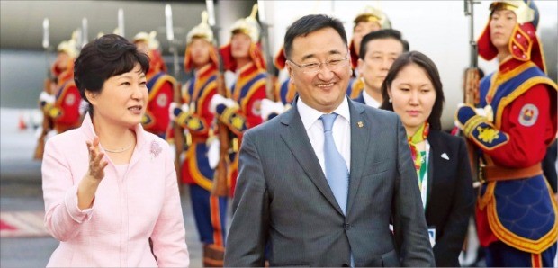 아시아유럽정상회의(ASEM)에 참석하는 박근혜 대통령이 14일 몽골 울란바토르 칭기즈칸 국제공항에 도착해 공항 밖으로 나가고 있다. 연합뉴스