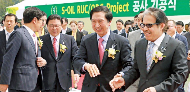 김기현 울산시장(오른쪽 두 번째)이 지난 5월 에쓰오일 잔사유 고도화 시설 기공식에 참석한 나세르 알마하셔 CEO(첫 번째)와 이야기하고 있다. 에쓰오일 제공