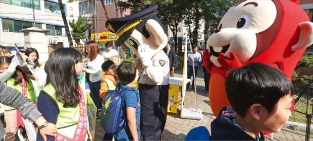 지난 4월26일 서울 강서경찰서 소속 학교전담경찰관들이 강서구 신정초등학교에서 학교폭력근절 캠페인을 하고 있다. 이 같은 홍보 행사도 스쿨폴리스가 맡은 역할 중 하나다. 연합뉴스