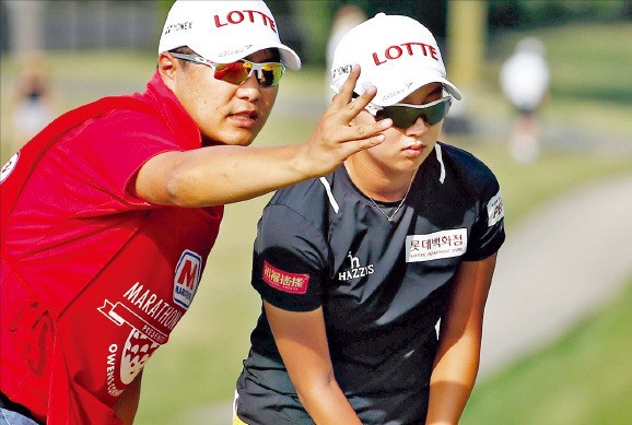 김효주가 15일 열린 LPGA투어 마라톤클래식 1라운드에서 캐디 김강일 씨와 함께 코스 공략법을 의논하고 있다. 연합뉴스