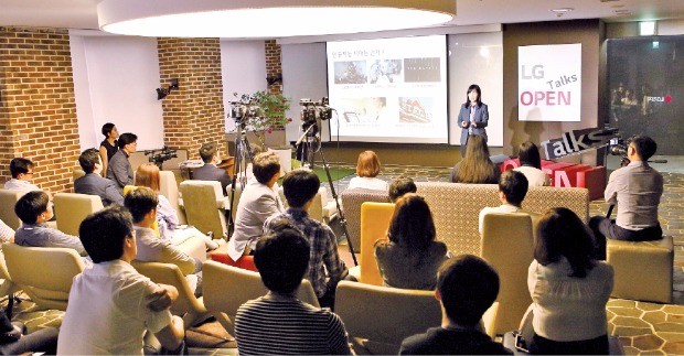 지난 5월 서울 여의도 LG트윈타워에서 열린 제11회 ‘LG오픈톡스’에서 전혜정 LG전자 연구위원이 강연을 하고 있다.
 