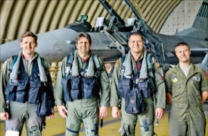마크 리퍼트 주한 미국대사(왼쪽 두 번째)가 오산 미 공군기지에서 F-16 전투기에 탑승하기 전 조종사들과 환하게 웃고 있다. 미 공군 제공