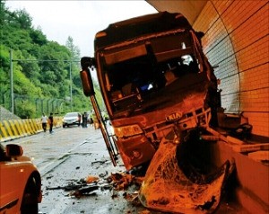 영동고속도로 5중 추돌사고…4명 사망