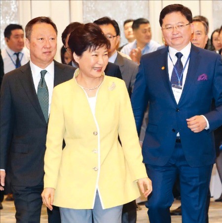 박근혜 대통령이 18일 울란바토르에서 열린 한·몽골 비즈니스포럼에 박용만 대한상의 회장(왼쪽), 바타르자브 몽골 상의 회장(오른쪽)과 함께 참석하고 있다. 연합뉴스