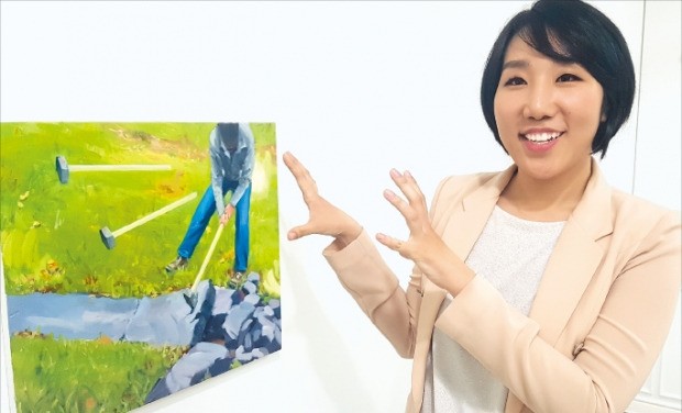 미술관 큐레이터 자격을 갖고 있는 김별다비 경감이 서울 종로구에 있는 갤러리 ‘공간291’에 전시된 미술 작품을 설명하고 있다. 고윤상 기자