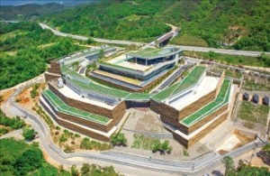 [한경 스타트업 리포트] 축구장 7개 크기 네이버 데이터센터 "산바람 이용해 서버 열 식히죠"