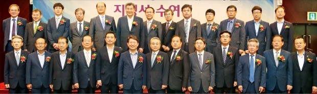 대구시가 선정한 고용환경친화기업에 뽑힌 23개 기업 대표가 19일 대구 노보텔앰버서더호텔에서 열린 행사에서 일자리 창출에 노력할 것을 다짐하고 있다. 앞줄 왼쪽부터 이근규 DGB데이터시스템 대표, 이희화 구영테크 대표, 손일호 경창산업 대표, 박성훈 모간 대표, 김상철 부호체어원 대표, 권영진 대구시장, 손석현 성진포머 대표, 박세권 디젠 전무, 조종수 서한 대표, 서은도 평화발레오 상무, 이수황 HSL일렉트로닉스 대표, 남기수 에스앤에스텍 대표, 이재하 삼보모터스 대표. 뒷줄 왼쪽부터 권업 대구테크노파크원장, 이무철 금용기계 대표, 전기표 평화오일씰공업 이사, 손덕수 경창정공 대표, 엄경록 대철 대표, 박인규 대구은행장, 송준호 한국피아이엠 대표, 박병길
대구텍 전무, 한상동 태일정밀 대표, 박필만 엠엠티오토모티브 부사장, 김종열 델타캐스트 대표, 최기동 대구지방고용노동청장, 정승진 한국OSG 사장. 대구시 제공