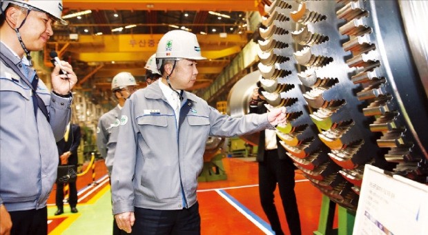 지난 4월 경남 창원시에 있는 두산중공업 터빈공장을 방문해 현장을 살펴보고 있는 박정원 두산그룹 회장(가운데). 두산 제공