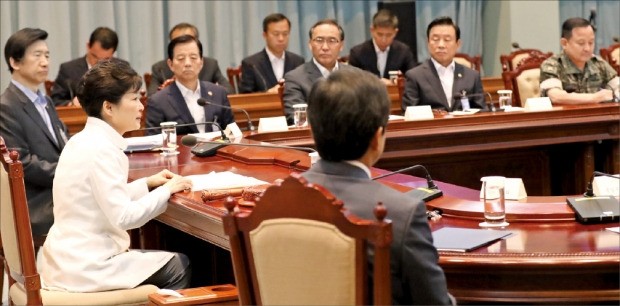 박근혜 대통령이 21일 청와대에서 탄도미사일 발사 등 최근 북한의 도발 위협과 관련해 안보상황 점검을 위한 국가안전보장회의(NSC)를 주재하고 있다. 청와대 제공