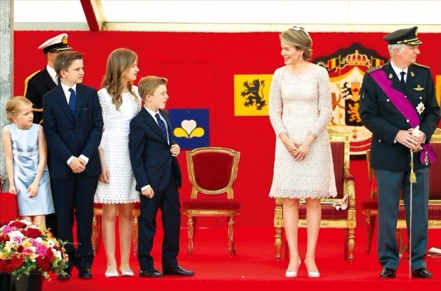 독립기념일 퍼레이드 참관하는 벨기에 왕실