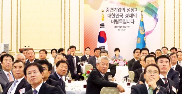 박근혜 대통령이 22일 청와대 영빈관에서 열린 중견기업인 격려 오찬에서 참석자들과 함께 ‘중견기업이 희망이다’는 내용의 영상물을 보고 있다. 연합뉴스