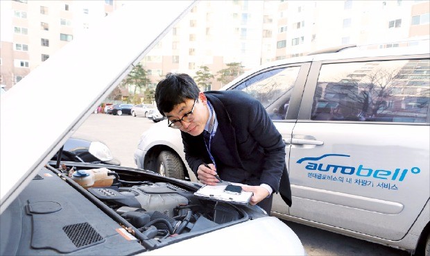 현대글로비스 오토벨의 중고차 매입 컨설턴트가 매물로 나온 차량의 상태를 점검하고 있다. 현대글로비스제공 