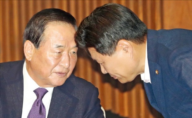 새누리당 서청원 의원(왼쪽)과 홍문종 의원이 지난 20일 국회 본회의장에서 얘기하고 있다. 연합뉴스