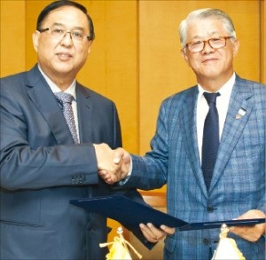 최신원 SK네트웍스 회장(오른쪽)과 칫 카인 에덴그룹 회장이 25일 전략적 업무제휴를 맺은 뒤 악수하고 있다. SK네트웍스 제공