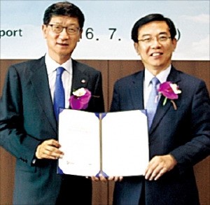 박근태 CJ대한통운 대표(왼쪽)와 정일영 인천국제공항공사 사장이 25일 CJ대한통운 특송센터 건설을 위한 협약을 체결했다. CJ대한통운 제공