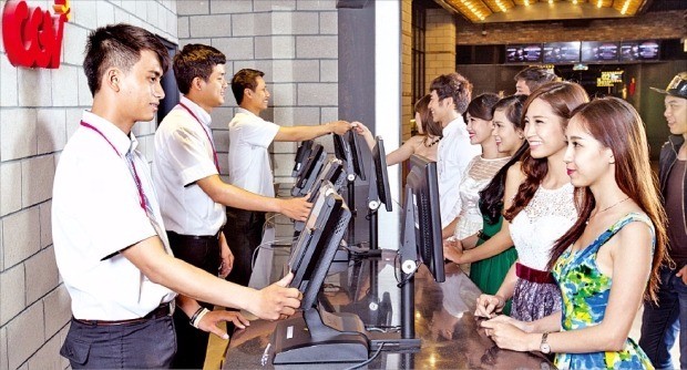 베트남 호찌민 CJ CGV에서 관객들이 영화관람권을 사고 있다. CJ CGV 제공