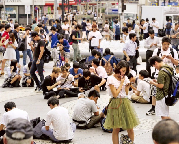 일본 도쿄의 한 공원에서 일반 시민들이 포켓몬고를 즐기는 모습. 도쿄EPA연합뉴스 