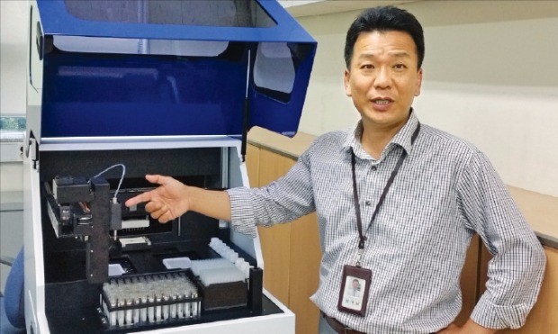 김경남 마이크로디지탈 사장이 ‘소형 전자동 면역진단시스템’의 작동원리를 설명하고 있다. 김낙훈 기자