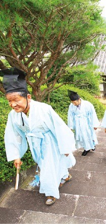 ‘선비의 하루’ 체험객이 월봉서원을 오르는 모습. 