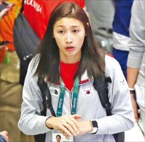 2016 브라질 리우데자네이루올림픽에 출전하는 여자배구 대표팀 김연경이 29일 오후(현지시간) 리우 갈레앙국제공항에 도착해 입국장을 나서고 있다. 연합뉴스