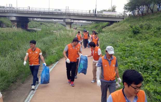 호반건설 직원들, 무더운 주말 날씨에도 봉사활동에 구슬땀