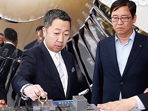 '위기의 백년 기업' 두산그룹 재건 나선 박정원 회장