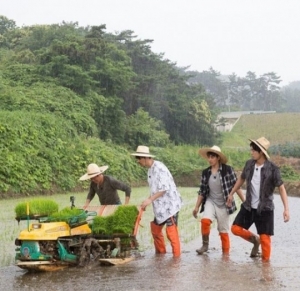 &#39;삼시세끼-고창편&#39;, 빗속 모내기 장면 포착 &#34;이럴 거면 차라리 바다에...&#34;