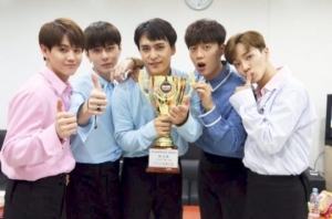 비스트, &#39;쇼챔피언&#39; 1위 인증샷 공개 &#34;고맙습니다 뷰티!&#34;