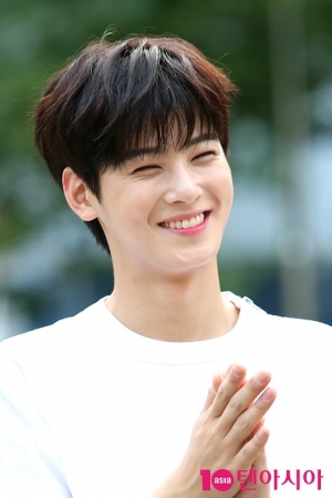 [TEN PHOTO] 아스트로 은우, '심장이 아픈 꽃미소'(뮤직뱅크 출근길)