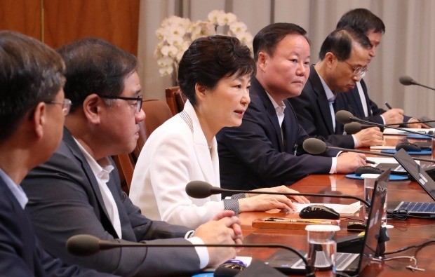 박근혜 대통령이 11일 오전 청와대에서 열린 수석비서관회의에서 발언하고 있다. 연합뉴스