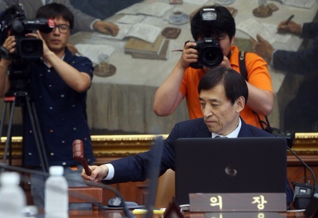  이주열 한국은행 총재가 14일 오전 서울 중구 한국은행에서 금융통화위원회본회의를 주재하고 있다. 연합뉴스