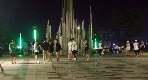 < 밤을 잊은 포켓몬 고 >포켓몬 고 게임을 즐기기 위해 속초 엑스포 공원에 모인 유저들이 13일 밤 11시가 훨씬 넘은 시간인데도 휴대전화를 켜 들고 공원을 누비고 있다. 연합뉴스