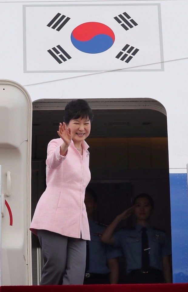  박근혜 대통령이 아시아·유럽 정상회의(ASEM) 참석과 몽골 공식방문을 위해 14일 오후 성남 서울공항에서 출국하며 환송나온 관계자들에게 인사를 하고 있다.  연합뉴스