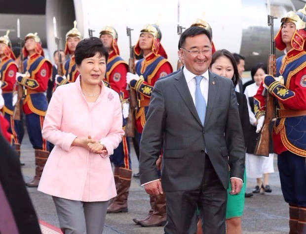 아시아·유럽 정상회의(ASEM)에 참석하는 박근혜 대통령이 14일 밤 몽골 울란바토르 칭기즈칸 국제공항에 도착, 영접 나온 푸렙수렌 몽골 외교부 장관과 함께 밖으로 이동하고 있다. 연합뉴스