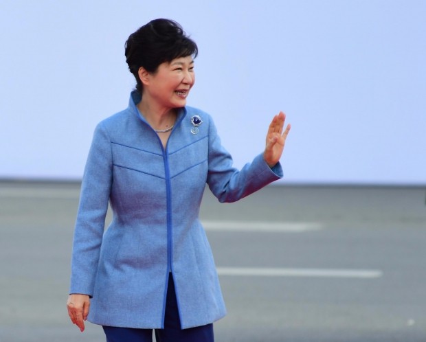 (울란바토르=연합뉴스) 이상학 기자 = 박근혜 대통령이 15일 오전 몽골 울란바토르에서 열린 제11차 아시아·유럽 정상회의(ASEM)에 참석, 행사장으로 들어서며 취재진에게 손을 들어 인사를 하고 있다. 