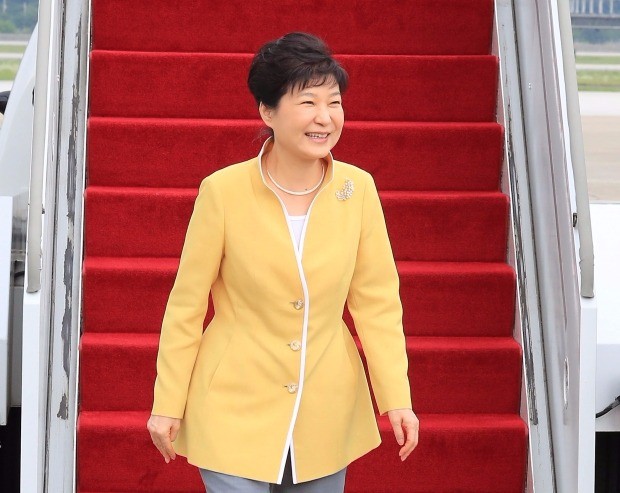 박근혜 대통령이 아시아·유럽 정상회의(ASEM) 참석과 몽골 공식방문을 마치고 18일 오후 성남 서울공항에 도착, 환영나온 관계자들을 바라보고 있다.  연합뉴스